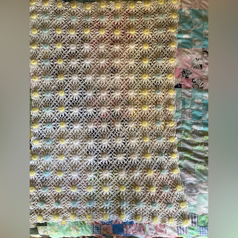 Handmade crocheted daisy throw baby blanket - Picture 4 of 4